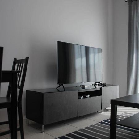 Renovated One Bedroom Apartment In Paphos With Pool Exterior foto