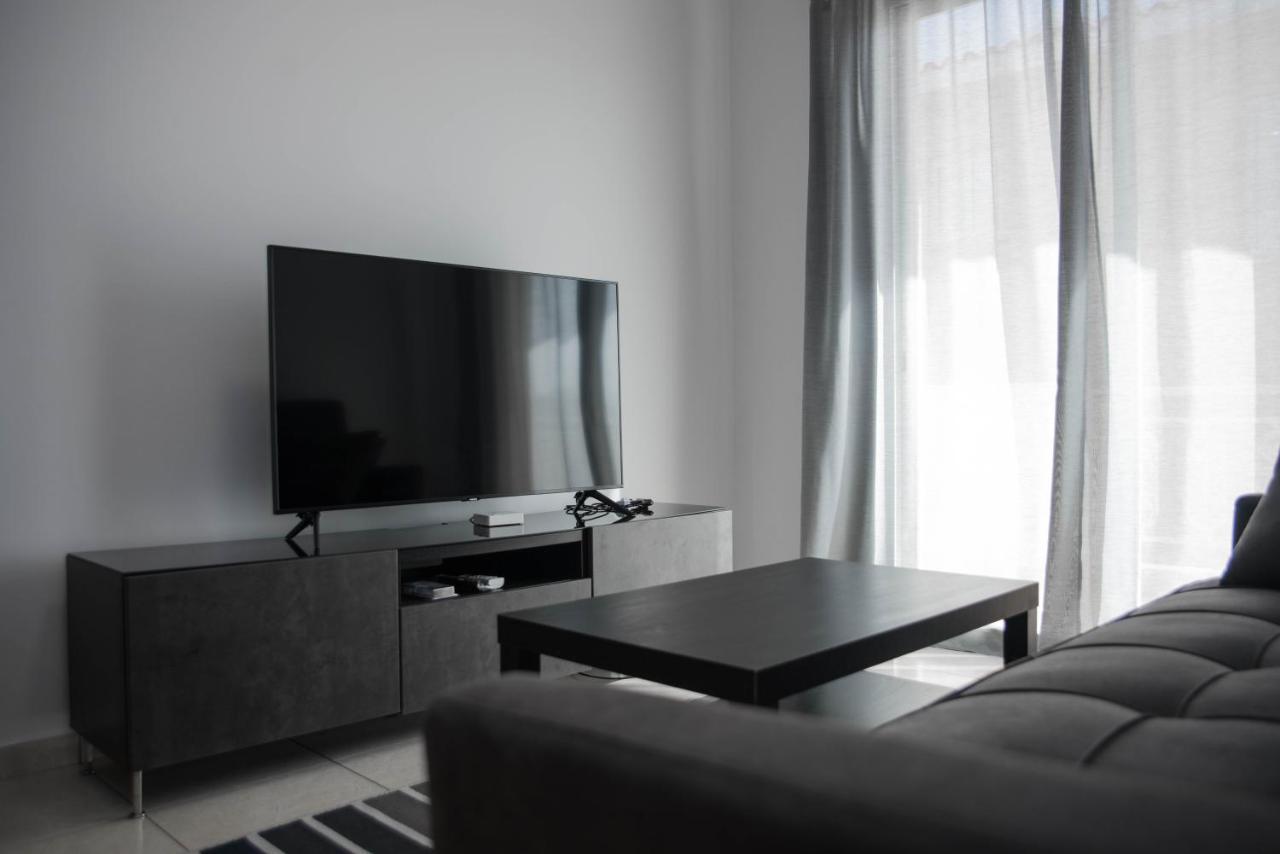Renovated One Bedroom Apartment In Paphos With Pool Exterior foto