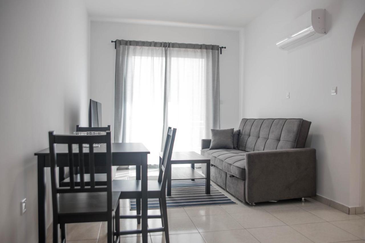 Renovated One Bedroom Apartment In Paphos With Pool Exterior foto