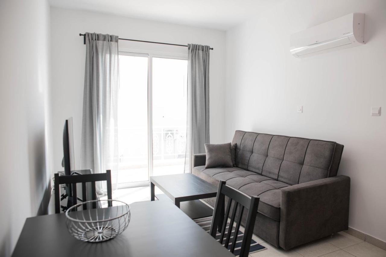 Renovated One Bedroom Apartment In Paphos With Pool Exterior foto