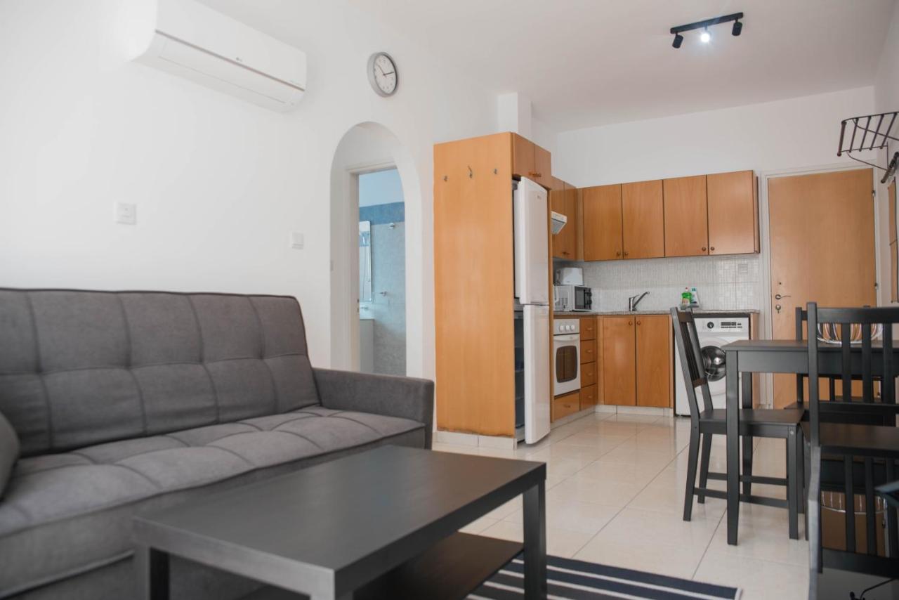 Renovated One Bedroom Apartment In Paphos With Pool Exterior foto